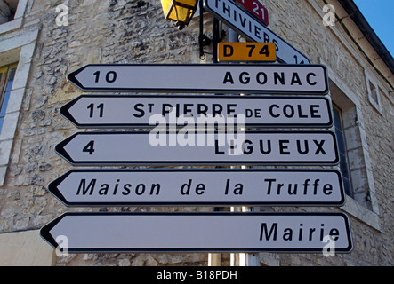 Französische Sprache gerichtete Zeichen Verkehrszeichen im Dorf Sorges in Dordogne in Region Aquitaine Frankreich Europa Stockfoto