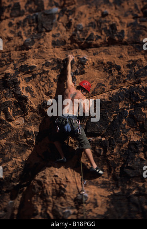 Ein Kletterer seine Arbeitsweise eine Route in Red Rocks, Nevada, USA. Stockfoto