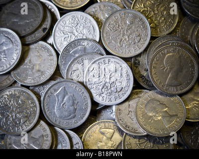 ein Haufen von alten britischen'silver' sixpenny Stücke vor Dezimal-Ära 6D oder Gerber oder halbe Schilling 2,5 Pence neues Geld Stockfoto