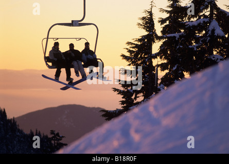 Reiten Sie den Sonnenschein Stuhl im Cypress Bowl Ski Resort, West Vancouver, Britisch-Kolumbien, Kanada. Stockfoto