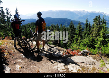 Zwei Mountainbiker auf der Abfahrt von Khyber-Pass, Whistler, Britisch-Kolumbien, Kanada. Stockfoto