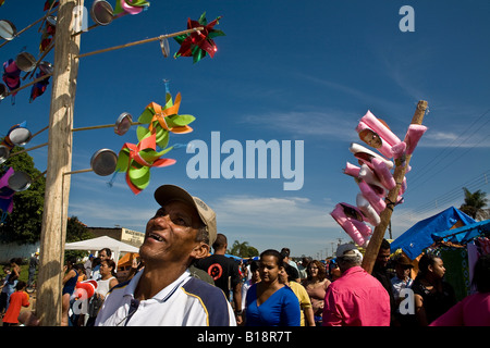 Sugarcene Messer und Familien Migranten aus Nordosten Brasiliens genießen den freien Sonntag auf dem Freiluftmarkt Bundesstaat Sao Paulo Stockfoto