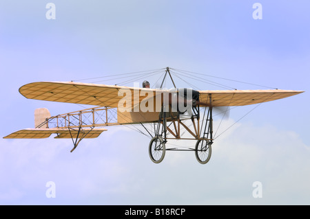 Eine 1909 Bleriot XI im Flug. Stockfoto