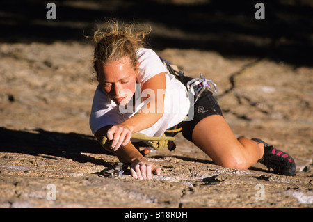 Frau an der Red Tail Wand klettern. Skaha Bluffs. Penticton, Britisch-Kolumbien, Kanada. Stockfoto