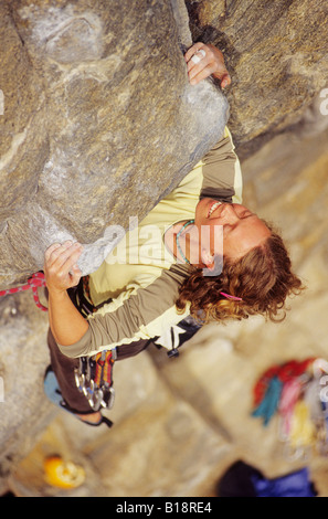 Frau macht des Clips beim Klettern des steilen Überhangs Surfen mit the Alien, bewertete 5.12a, an der Welle Wand, Skaha Bluffs, Stockfoto