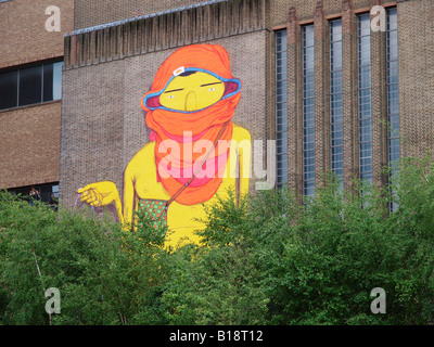 OS Gemeos Marke gelbe Figur gemalt auf der Tate Modern, London Stockfoto