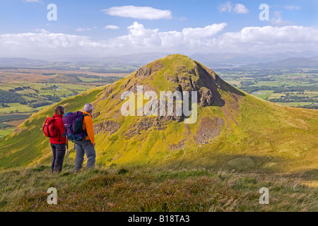 Zwei Wanderer bewundern Dumgoyne in Campsie Fells von benachbarten Dumfoyn Stockfoto