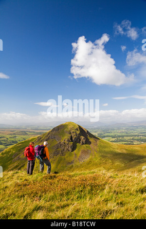 Zwei Wanderer bewundern Dumgoyne in Campsie Fells von benachbarten Dumfoyn Stockfoto