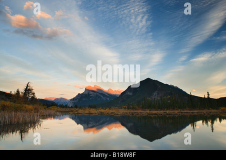 Der dritte Vermilion See mit Mount Rundle bei Sonnenuntergang in Banff Nationalpark - Alberta, Kanada. Stockfoto