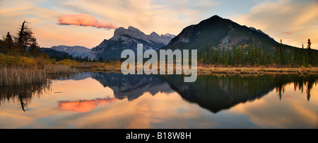 Die dritte Vermilion See mit Mount Rundle und Sulphur Mountain bei Sonnenuntergang in Banff Nationalpark - Alberta, Kanada. Stockfoto