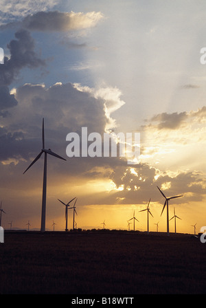 Windenergieanlagen bei Sonnenuntergang. La Muela. Provinz Zaragoza. Aragon. Spanien. Stockfoto