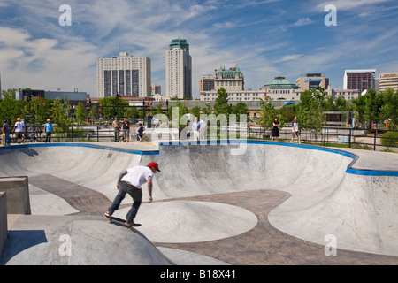 Blick auf die Plaza (Stadtlandschaft entworfen und gebaut für Skateboarder, BMX-Radfahrer und Inline-Skater) an The Forks mit nach unten Stockfoto