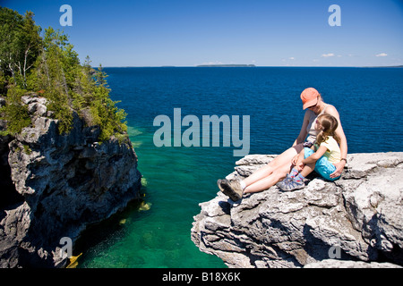 Junge Mutter und Tochter genießen Sie Blick auf die Grotte entlang Bruce Trail, Bruce Halbinsel-Nationalpark, in der Nähe von Tobermory, Ontario, C Stockfoto