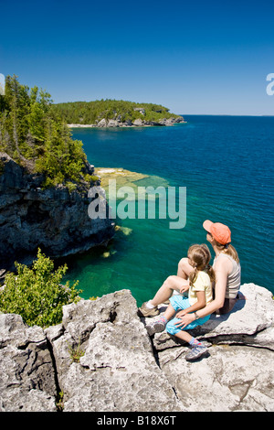 Junge Mutter und Tochter genießen Sie Blick auf die Grotte entlang Bruce Trail, Bruce Halbinsel-Nationalpark, in der Nähe von Tobermory, Ontario, C Stockfoto