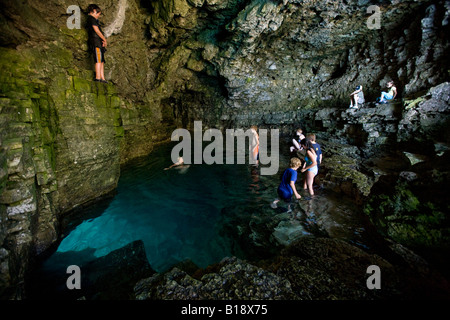 Die Grotte entlang Bruce Trail, Bruce Halbinsel-Nationalpark, in der Nähe von Tobermory, Ontario, Kanada. Stockfoto