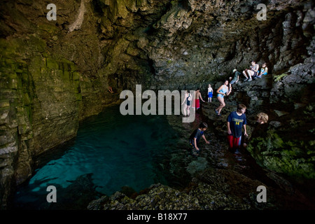 Die Grotte entlang Bruce Trail, Bruce Halbinsel-Nationalpark, in der Nähe von Tobermory, Ontario, Kanada. Stockfoto