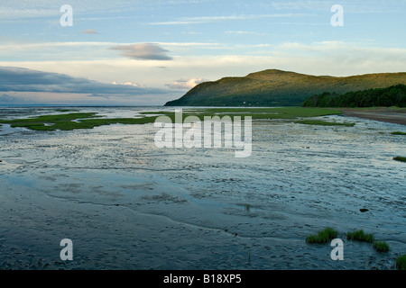 Mündung, wo die Gouffre Fluss in den St. Lawrence River, Baie-Saint-Paul, Quebec, Kanada mündet. Stockfoto