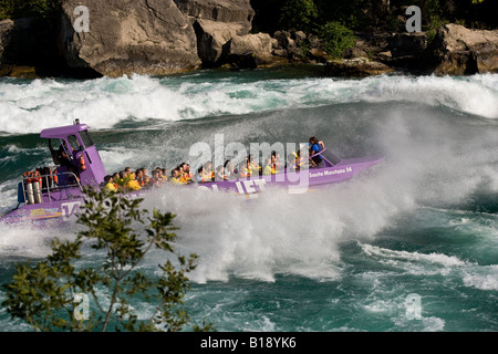 Whirlpool Jet Boat Tour am Niagara River in Niagara Schlucht, Niagara Falls, Ontario, Kanada. Stockfoto