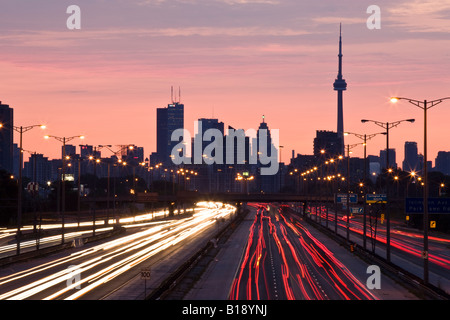 Toronto Skyline und QEW Autobahn mit Morgen Verkehrsaufkommen, Toronto, Ontario, Kanada. Stockfoto