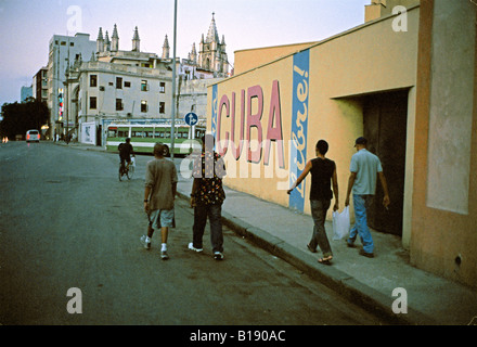 4 Personen zu Fuß durch Cuba Libre unterzeichnen Altstadt Havanna Kuba Stockfoto