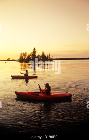 Kajakfahren auf Dorothy See, Whiteshell Provincial Park, Manitoba, Kanada. Stockfoto