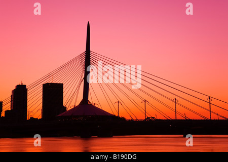 Esplanade Riel Brücke über den Red River, Winnipeg, Manitoba, Kanada Stockfoto