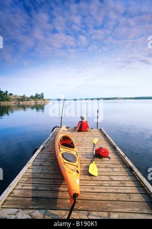 Kajak auf Boot dock, Nutimik Lake Campground, Whiteshell Provincial Park, Manitoba, Kanada. Stockfoto