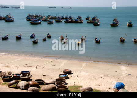 Die ungewöhnliche Ruhe von Mui Ne Fischereiflotte gefesselt nur off-Shore-, wie Fischer Neujahrsurlaub in Vietnam feiern Stockfoto