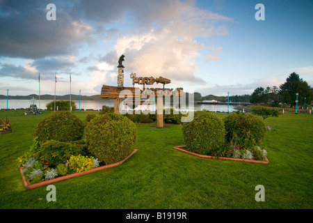 Willkommen in Port Hardy Schild am Rotary Park, Hardy Bay und Gov, t. dock im Hintergrund.  Port Hardy, Vancouver Island, British Colum Stockfoto