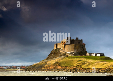 Lindisfarne Schloß auf einem vulkanischen Hügel namens Beblowe Craig, Holy Island, Bewick, England Stockfoto