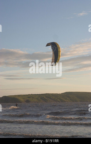 Kitesurfer, Weston super Mare, Brean unten im Hintergrund, Somerset, Großbritannien Stockfoto