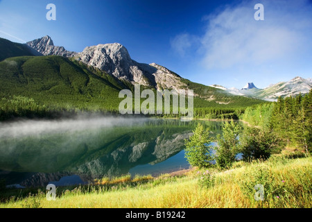 Mount Kind spiegelt sich in Keil Teich, Kananaskis Provincial Park, Alberta, Kanada. Stockfoto