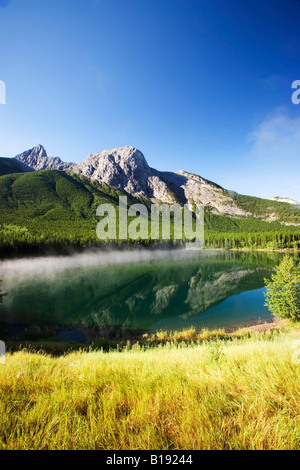 Mount Kind spiegelt sich in Keil Teich, Kananaskis Provincial Park, Alberta, Kanada. Stockfoto