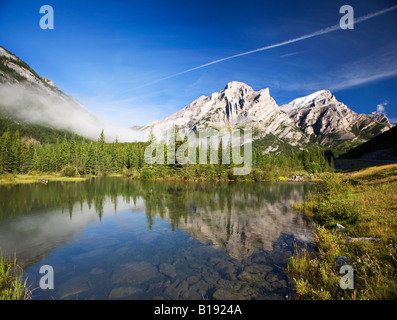 Mount Kind spiegelt sich in Keil Teich, Kananaskis Provincial Park, Alberta, Kanada. Stockfoto