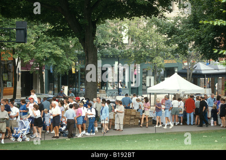 WISCONSIN-Madison-Bauernmarkt am Capitol Square Anbieter Ständen auf Bürgersteig Linie der Menschen gehen vorbei Stockfoto