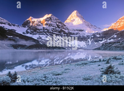 Lake Magog und Mount Assiniboine, Mount Assiniboine Provincial Park, Britisch-Kolumbien, Kanada. Stockfoto