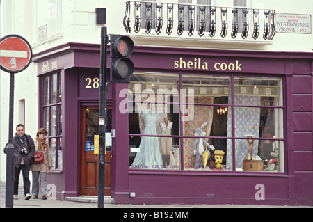 GREAT BRITAIN London Notting Hill Westbourne Grove Street Frauen s Kleidung speichern paar auf Bürgersteig Stockfoto