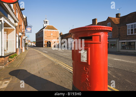 Weitwinkelaufnahme des Old Amersham High Street in Richtung der alten Markthalle, genommen von der Post mit Briefkasten im Vordergrund Stockfoto
