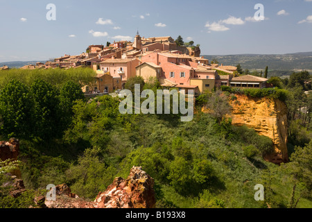 Ein Blick auf das Dorf Roussillon (Vaucluse - Frankreich). Dorf de Roussillon 84220 (Vaucluse 84 - Frankreich). Stockfoto