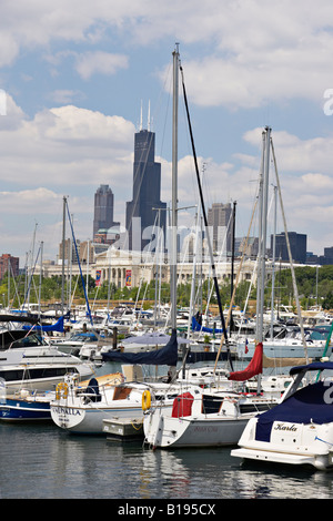 Am Seeufer Chicago Illinois Burnham Harbor und Stadt Skyline nördlichste Insel Sears Tower und Highrise Gebäude Stockfoto