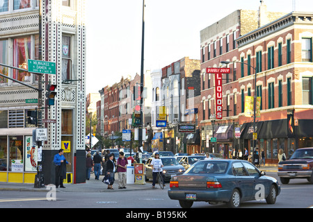 ILLINOIS-Chicago-Milwaukee und Damen Allee Kreuzung beschäftigt Straßenszene in Bucktown Nachbarschaft Wicker Park Stockfoto