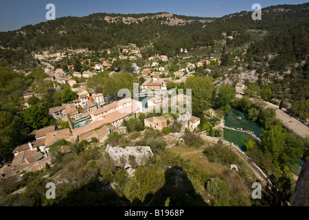 Ein Blick auf das Dorf Fontaine-de-Vaucluse (Vaucluse - Frankreich). Vue Aérienne du Village de Fontaine-de-Vaucluse (Frankreich). Stockfoto