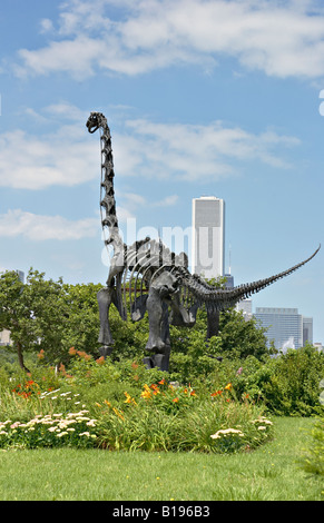Museen Chicago Illinois Dinosaurier Statue außerhalb Skyline von Field Museum of Natural History Museum Campus Stockfoto