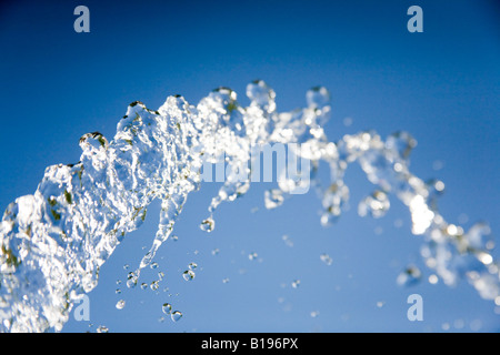 Tröpfchen des Wassers gefroren vor blauem Himmel Stockfoto