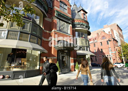 MASSACHUSETTS Boston Newbury Street Einkaufsviertel in Back Bay retail-Geschäfte und Restaurants paar und zwei Mädchen auf Bürgersteig Stockfoto