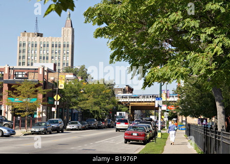 ILLINOIS-Chicago-El Zugverkehr auf Straße Frau Spaziergang Bürgersteig in Bucktown Nachbarschaft auf in der Nähe von West Side City Wicker Park Stockfoto