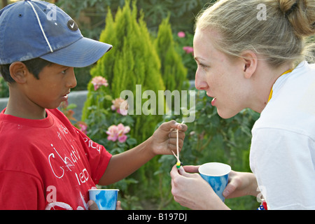 Mexiko-La Paz-Senior hohen kirchlichen Jugendarbeit Gruppe Sommer Missionen Reise Teenager-Mädchen erklären Evangeliumsbotschaft Hispanic jungen Stockfoto