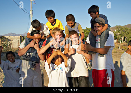 Mexiko-La Paz-Senior hohen kirchlichen Jugendgruppe Sommer Missionen Teen Boys mit mexikanischen jungen sitzen auf ihren Schultern Reise Stockfoto