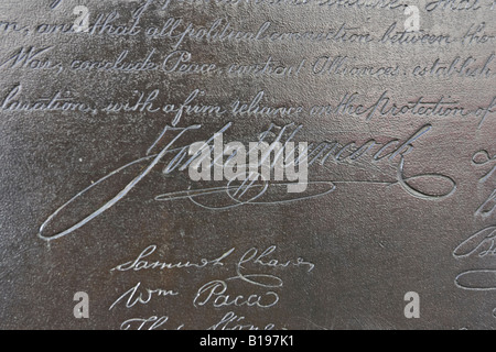 MASSACHUSETTS Boston großen Nachbildung der Erklärung der Unabhängigkeit John Hancock Signatur Worte gravierte Metall Freedom Trail Website Stockfoto