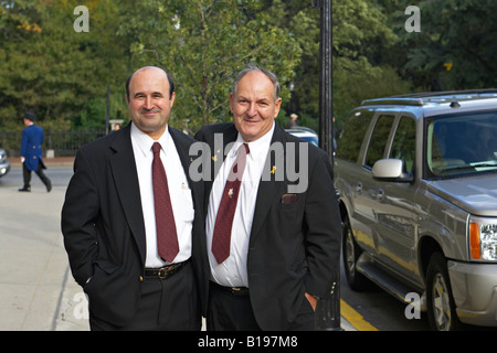 MASSACHUSETTS Boston zwei männliche Limousinen-Fahrer stellen und Lächeln vor Ritz Carlton Hotel Stockfoto
